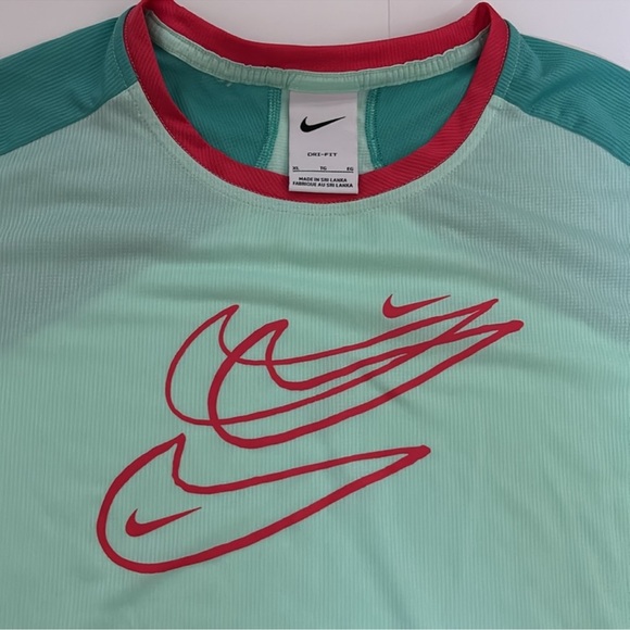 Nike bundle of 3 -
2 Tshirts and 1 zip up windbreaker - Picture 12 of 12